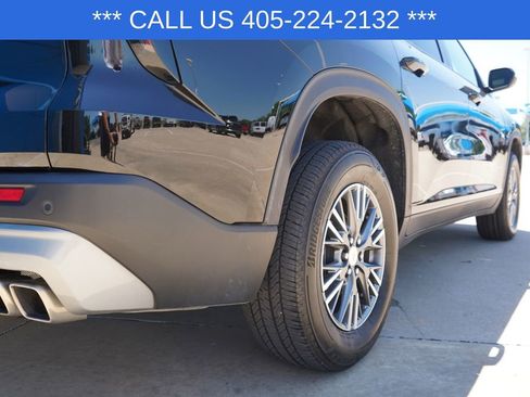 Used 2025 Chevrolet Traverse LT FWD image 8