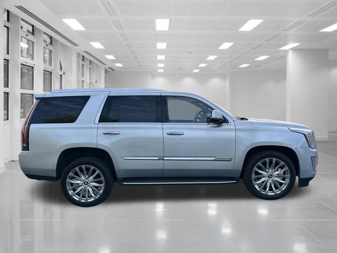 Used 2017 Cadillac Escalade Luxury image 4