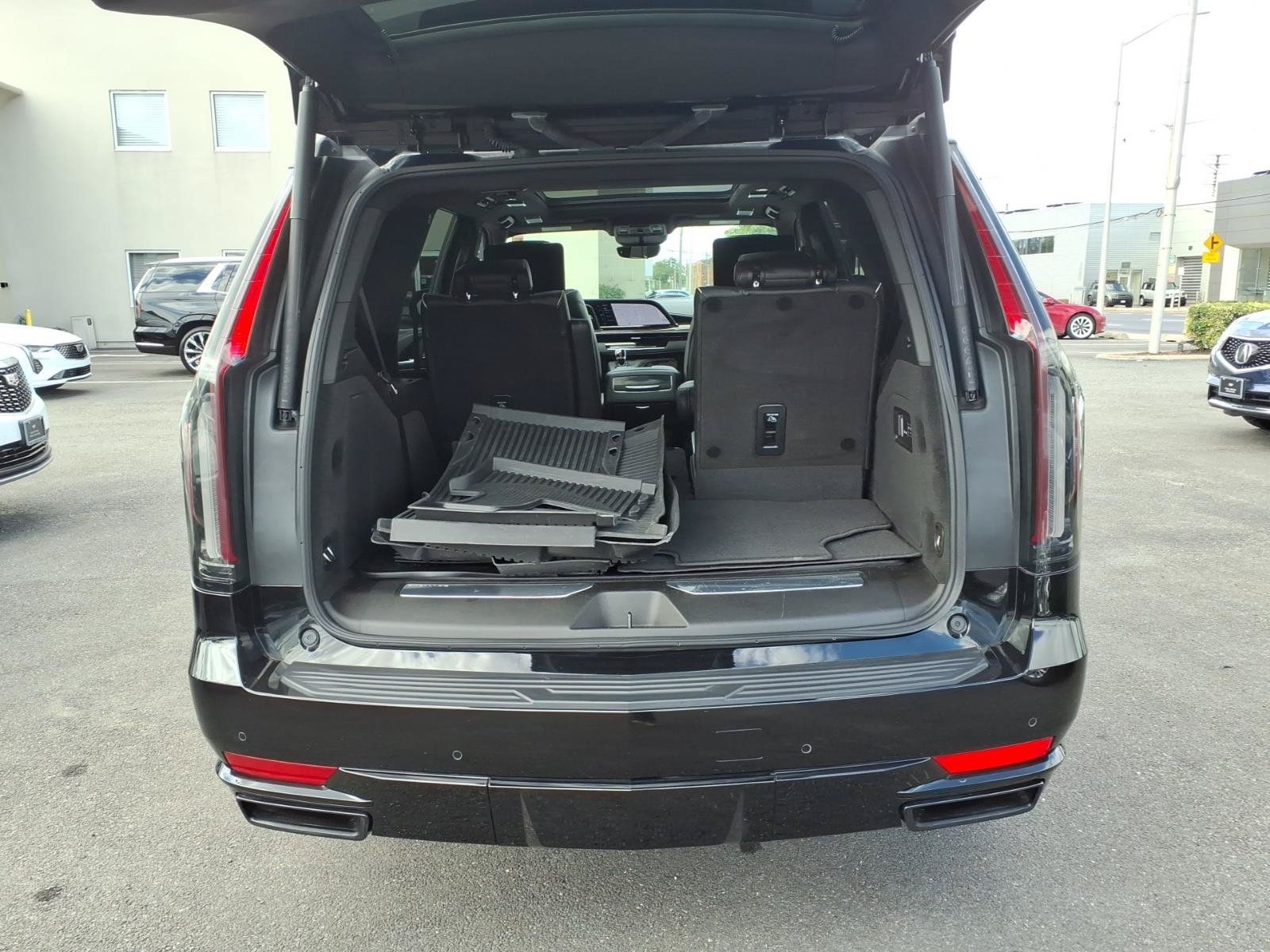 Used 2023 Cadillac Escalade Sport Platinum w/ LPO, ONYX Package AWD/4WD image 12