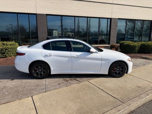 Used 2017 Alfa Romeo Giulia image 2