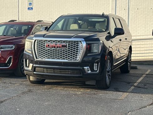 Used 2022 GMC Yukon XL Denali w/ Denali Ultimate Package RWD image 3
