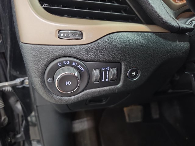 Used 2018 Jeep Cherokee Limited AWD/4WD image 15