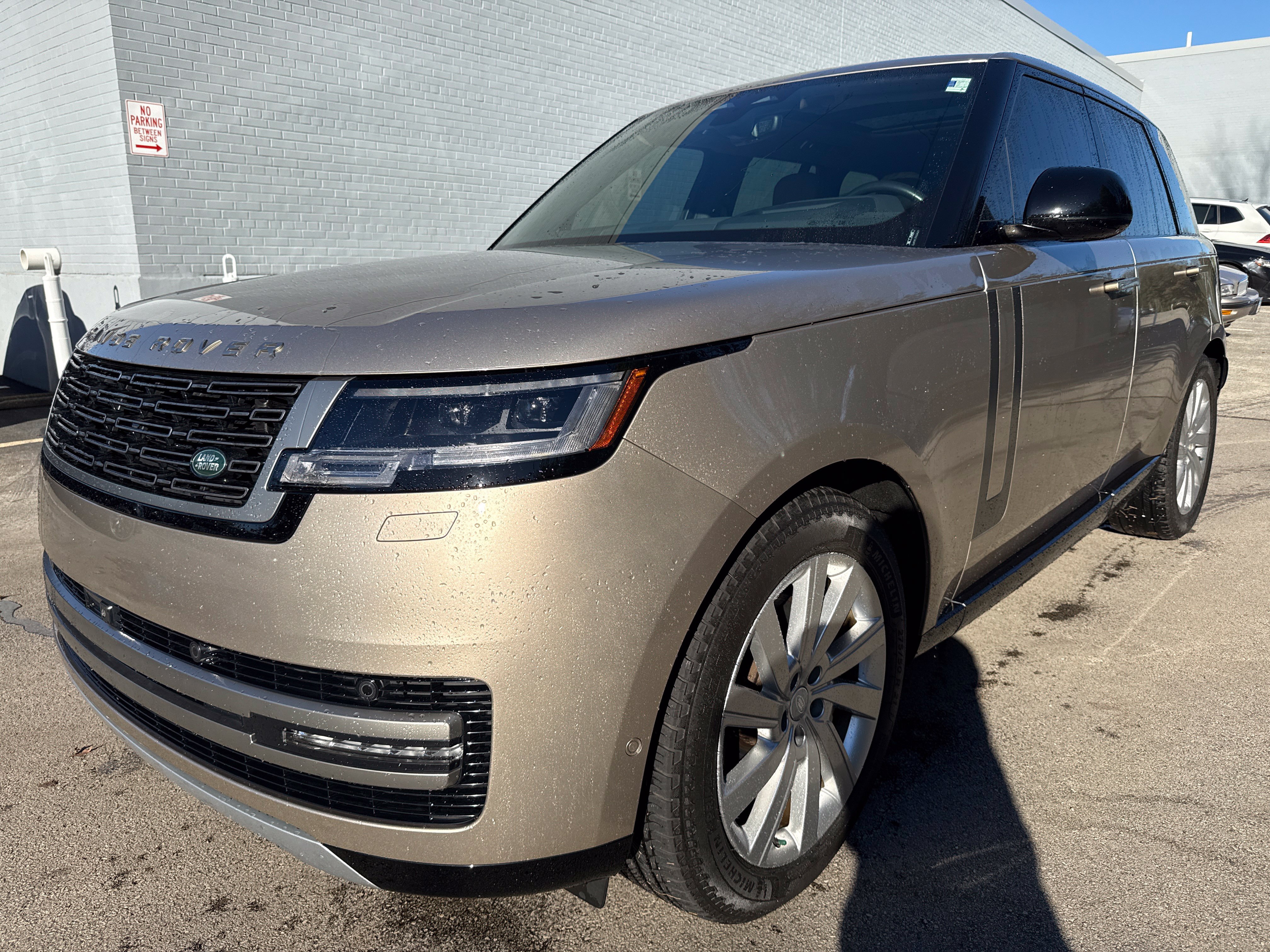 Used 2024 Land Rover Range Rover SE AWD/4WD image 1