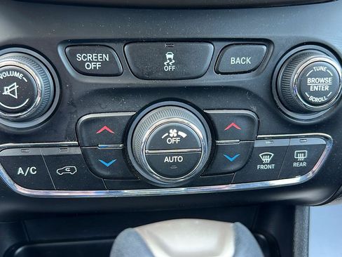 Used 2017 Jeep Cherokee 75th Anniversary AWD/4WD image 28