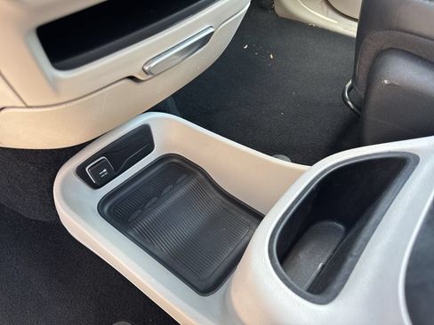 Used 2024 Chrysler Pacifica Touring-L FWD image 36