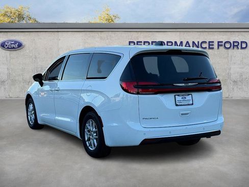 Used 2024 Chrysler Pacifica Touring-L image 7