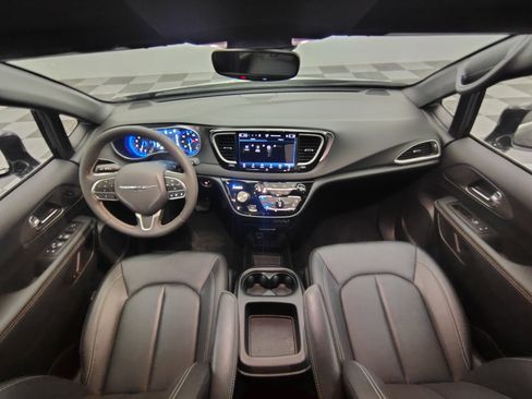 Used 2025 Chrysler Pacifica Select FWD image 2