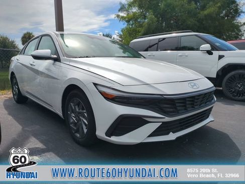 Used 2025 Hyundai Elantra Hybrid FWD image 1