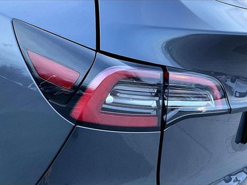Used 2021 Tesla Model Y Long Range image 21