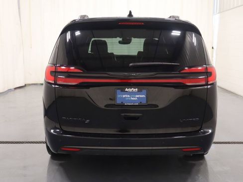 Used 2025 Chrysler Pacifica Limited FWD image 9