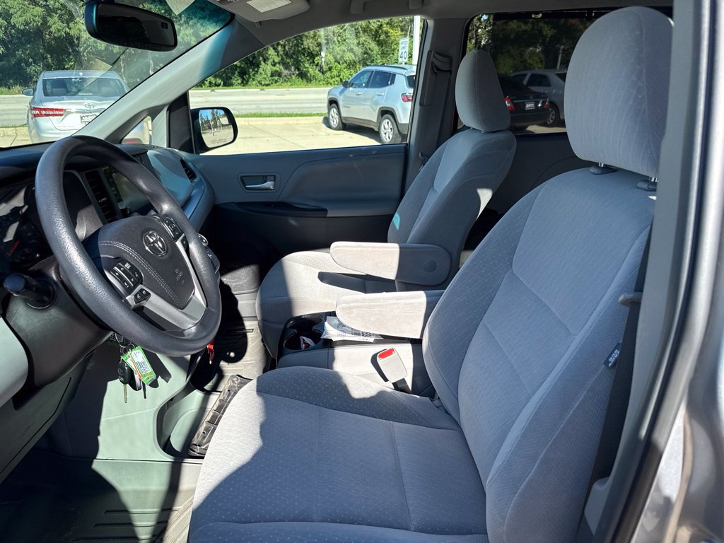 Used 2017 Toyota Sienna LE FWD image 13