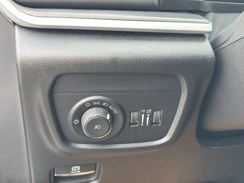 Used 2024 Jeep Grand Cherokee Limited w/ Luxury Tech Group II image 15