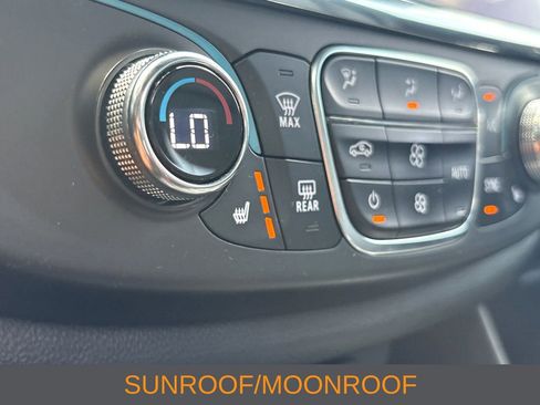 Used 2023 Chevrolet Traverse LT w/ LT Premium Package FWD image 8