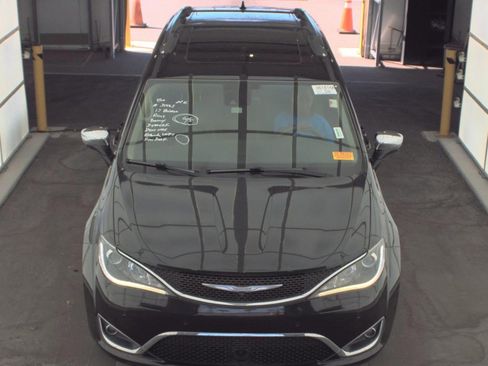 Used 2017 Chrysler Pacifica Limited w/ UConnect Theater Package FWD image 2