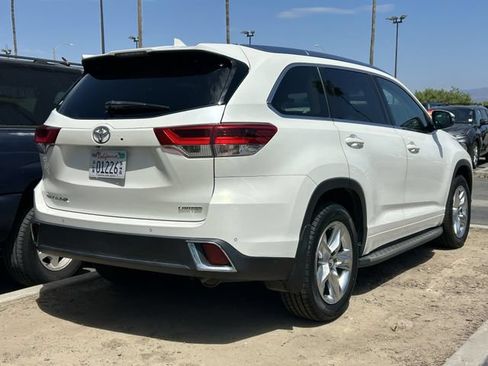 Used 2018 Toyota Highlander Limited FWD image 3