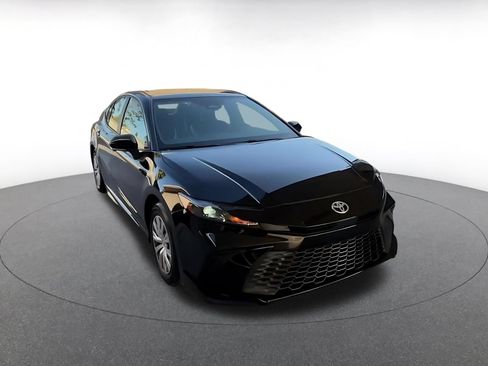Used 2025 Toyota Camry SE FWD image 3