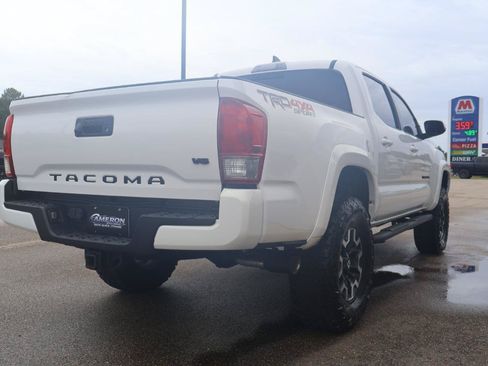 Used 2017 Toyota Tacoma TRD Sport w/ Tow Package (A/T) AWD/4WD image 5