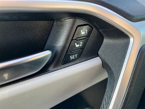 Used 2021 Toyota RAV4 XLE Premium image 20