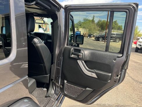 Used 2016 Jeep Wrangler Unlimited Rubicon AWD/4WD image 32