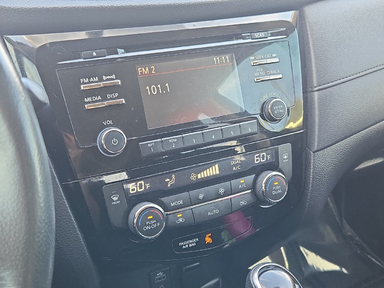 Used 2017 Nissan Rogue SV FWD image 19