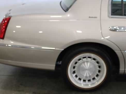 Used 2002 Lincoln Town Car Executive RWD image 28