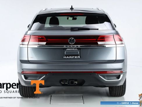 Used 2024 Volkswagen Atlas Cross Sport SE w/ Panoramic Sunroof Package FWD image 8