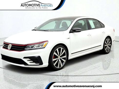 Used 2018 Volkswagen Passat 3.6 FWD image 1