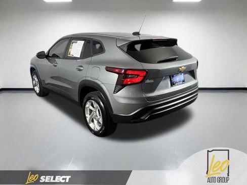 Used 2024 Chevrolet Trax LS w/ LS Convenience Package FWD image 4