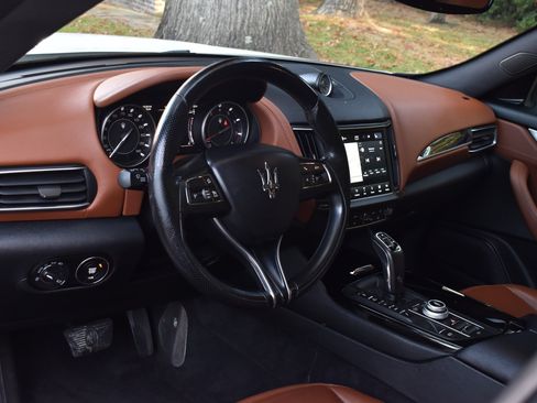 Used 2021 Maserati Levante AWD/4WD image 21