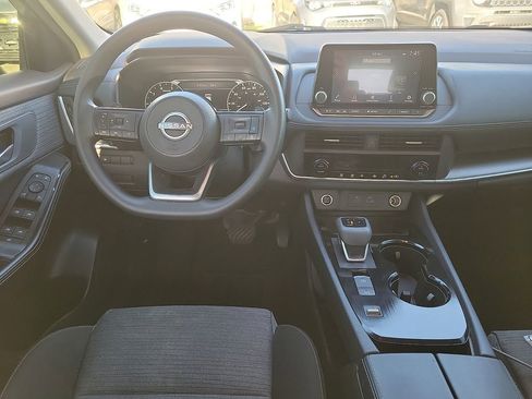 Used 2023 Nissan Rogue SV image 10