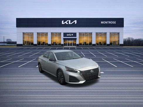 Used 2024 Nissan Altima 2.5 SV FWD image 3