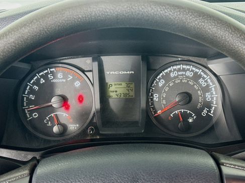 Used 2017 Toyota Tacoma SR image 16