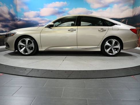Used 2018 Honda Accord Touring image 4