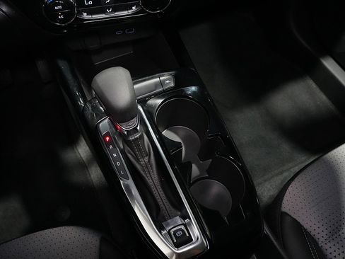 Used 2025 Chevrolet Trax LT w/ LT Convenience Package FWD image 14