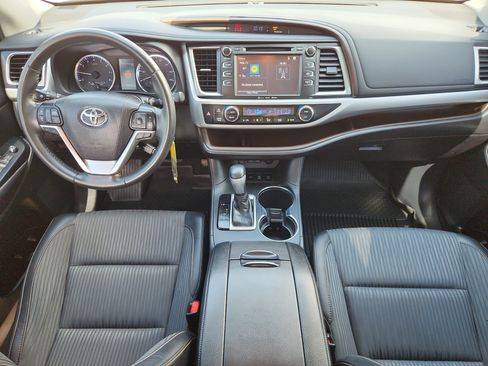 Used 2019 Toyota Highlander Plus AWD/4WD image 12