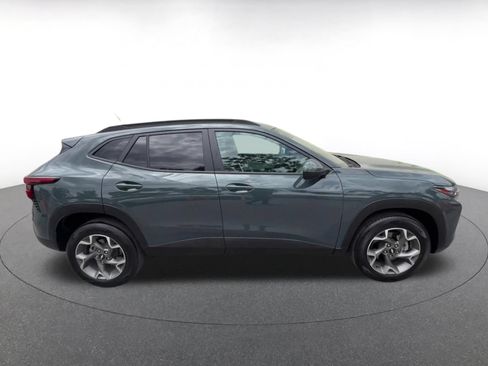 Used 2025 Chevrolet Trax LT FWD image 16