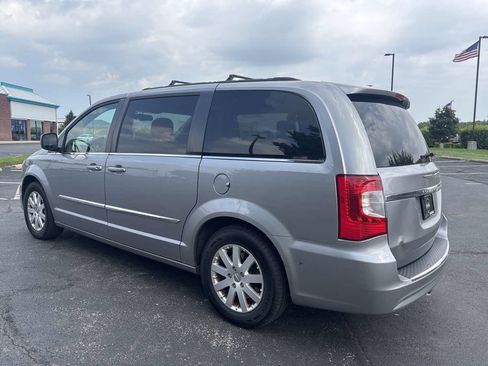 Used 2016 Chrysler Town & Country Touring FWD image 5
