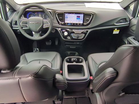 New 2026 Chrysler Voyager LX image 27