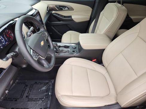 Used 2023 Chevrolet Traverse Premier FWD image 4