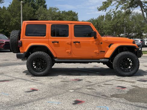 Used 2025 Jeep Wrangler Unlimited Sahara AWD/4WD image 7