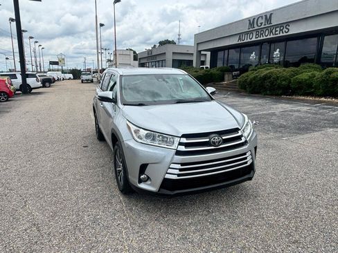 Used 2019 Toyota Highlander XLE FWD image 4