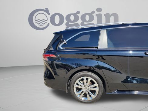 Used 2024 Toyota Sienna Platinum FWD image 30