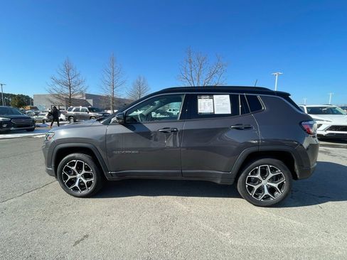 Used 2024 Jeep Compass Limited image 4