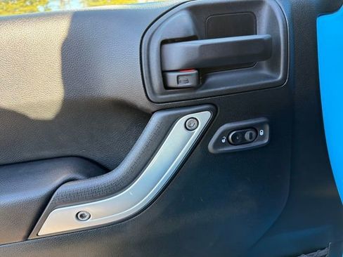 Used 2018 Jeep Wrangler Sahara w/ Connectivity Group image 12