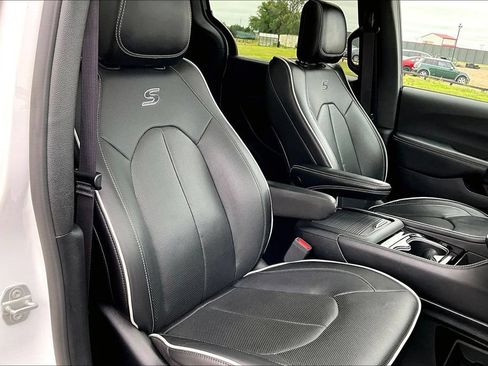 Used 2025 Chrysler Pacifica Limited FWD image 7