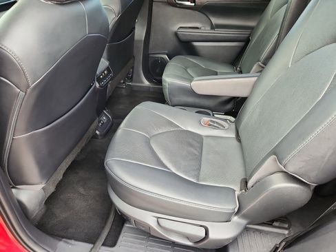 Used 2021 Toyota Highlander Limited image 12