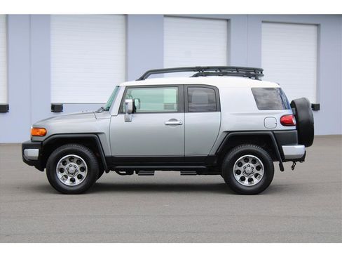 Used 2012 Toyota FJ Cruiser 4WD w/ Convenience Pkg image 2
