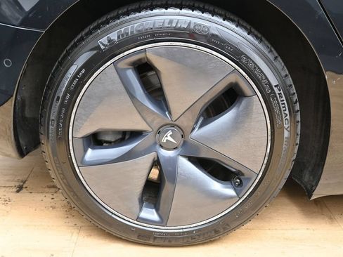 Used 2018 Tesla Model 3 Mid Range RWD image 39