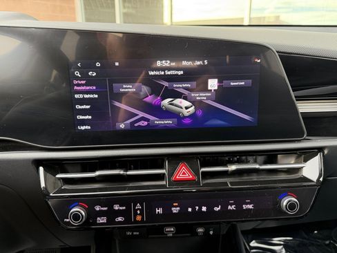 Used 2024 Kia Niro EX image 25