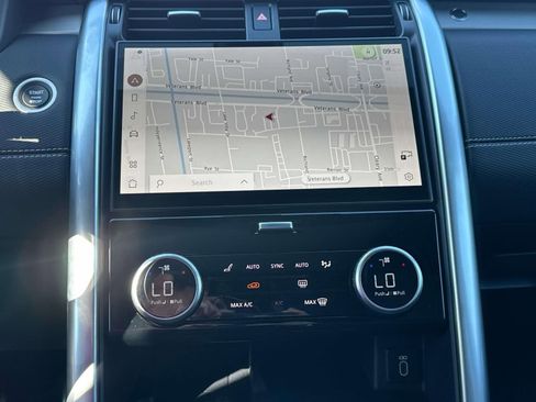 New 2026 Land Rover Discovery Dynamic SE image 11